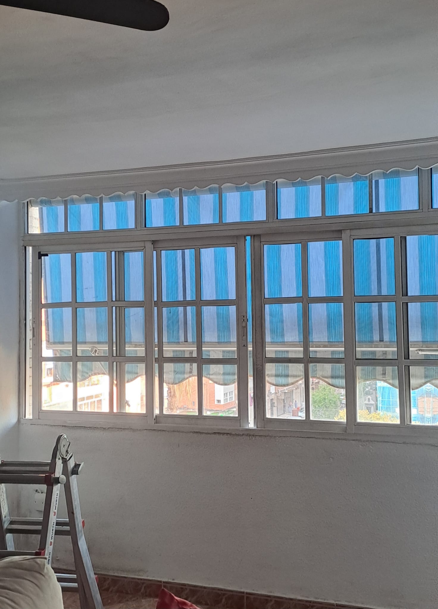 Cierre de aluminio blanco, con ventanas abatibles, persianas y cristal climalit