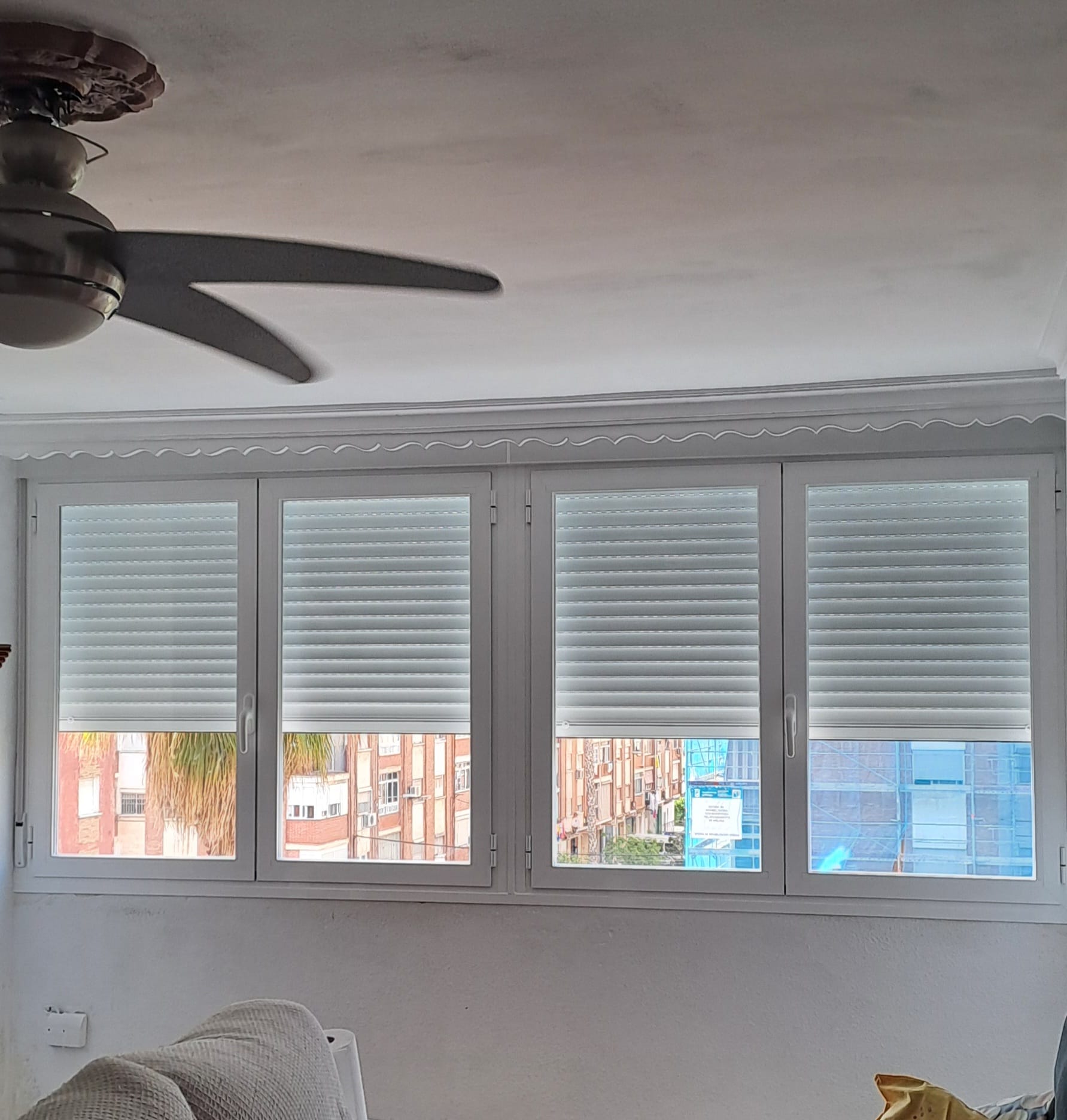 Cierre de aluminio blanco, con ventanas abatibles, persianas y cristal climalit