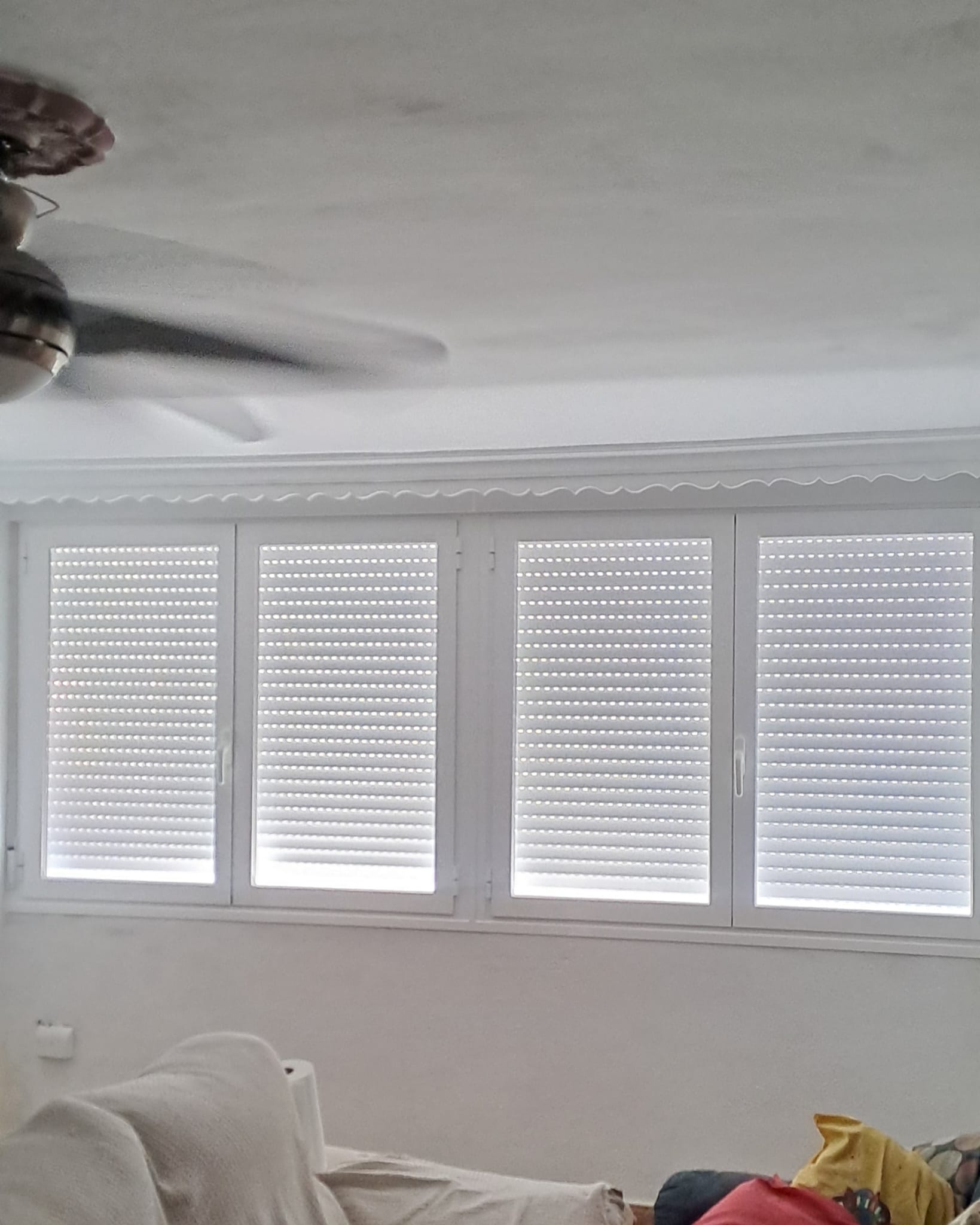 Cierre de aluminio blanco, con ventanas abatibles, persianas y cristal climalit