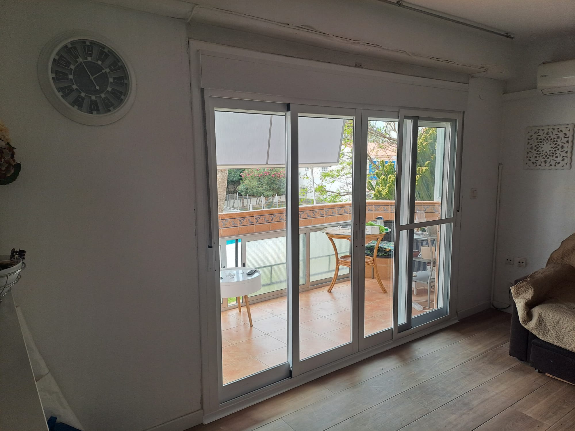 Cierre de aluminio de corredera blanco y cristal climalit