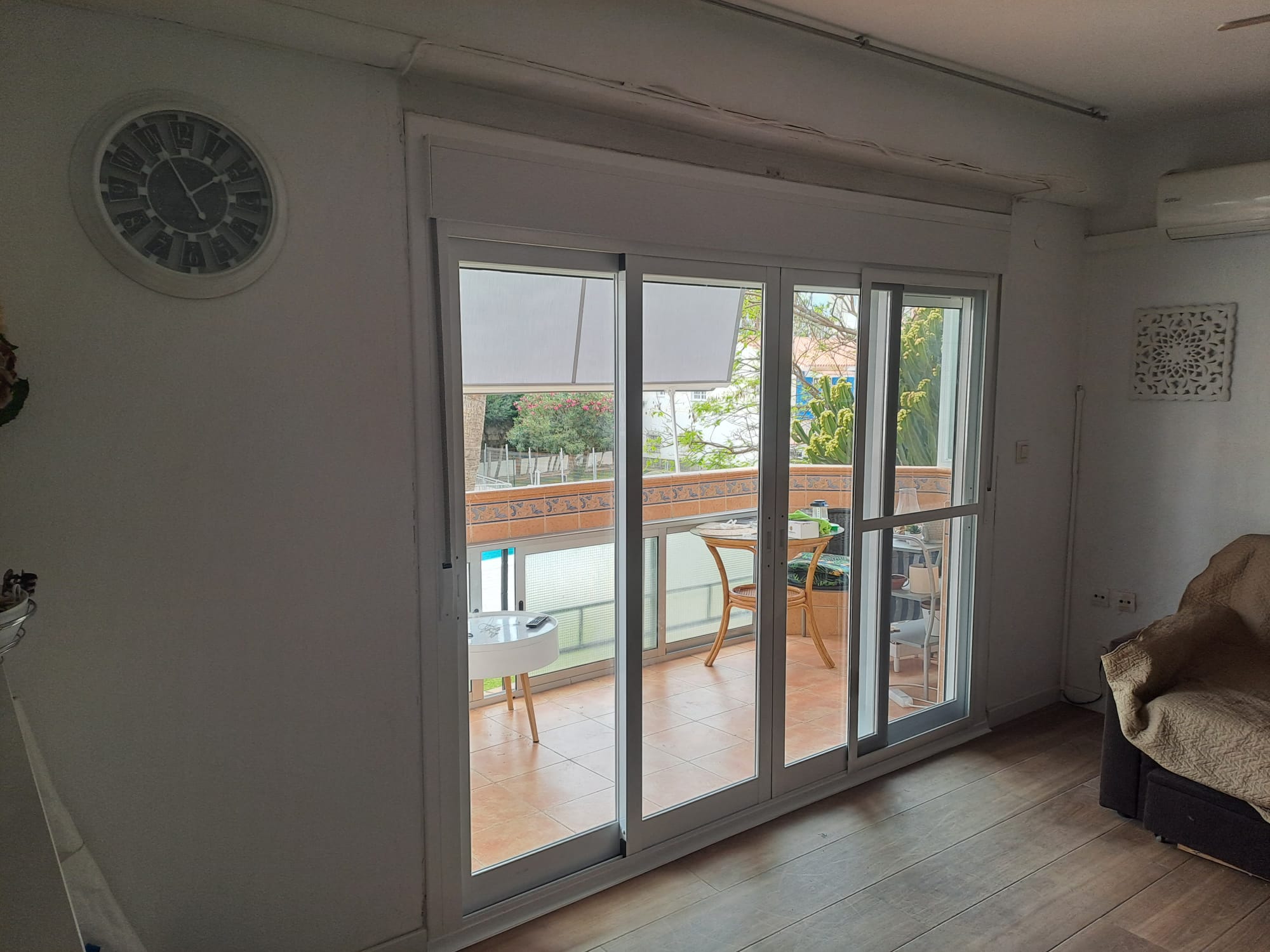 Cierre de aluminio de corredera blanco y cristal climalit