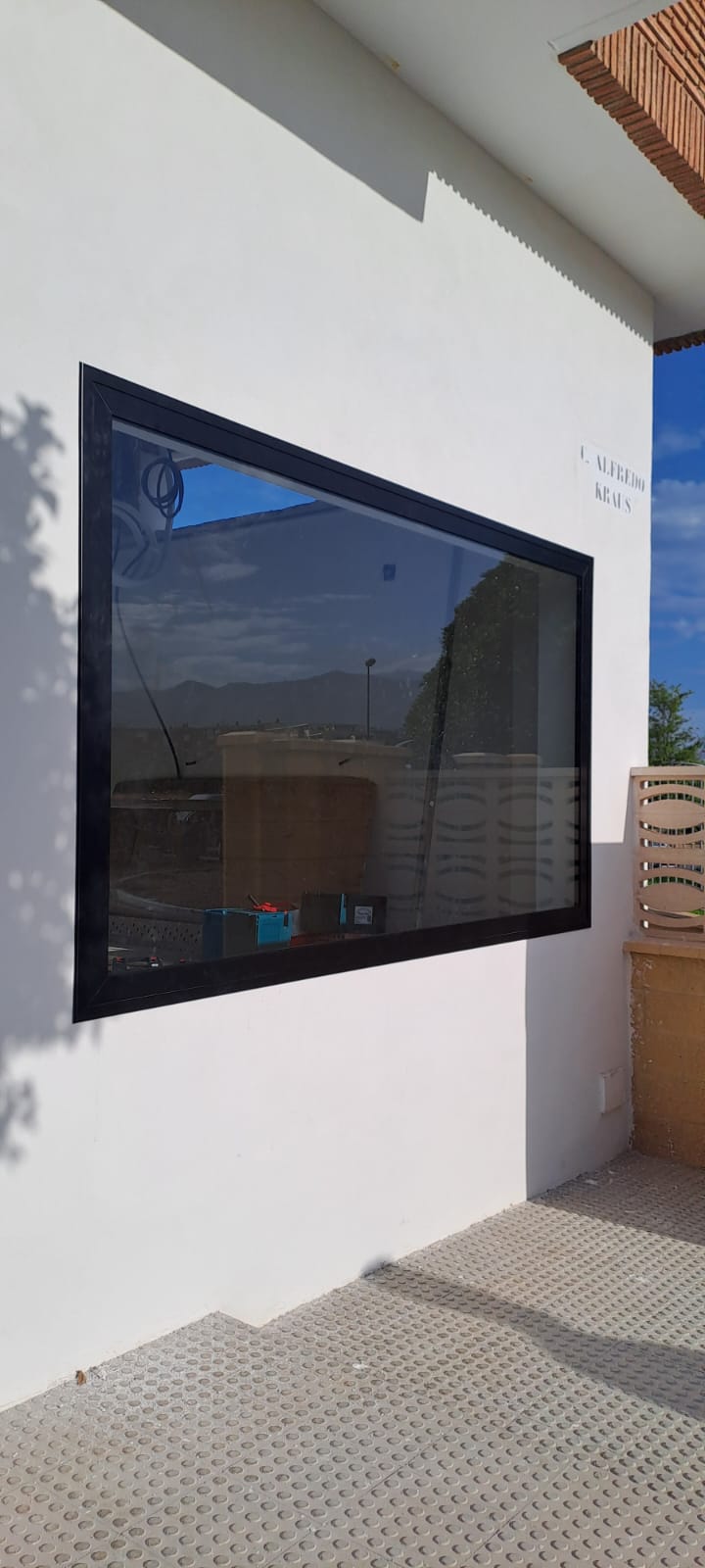 Escaparate de aluminio color negro mate con cristal laminado de seguridad