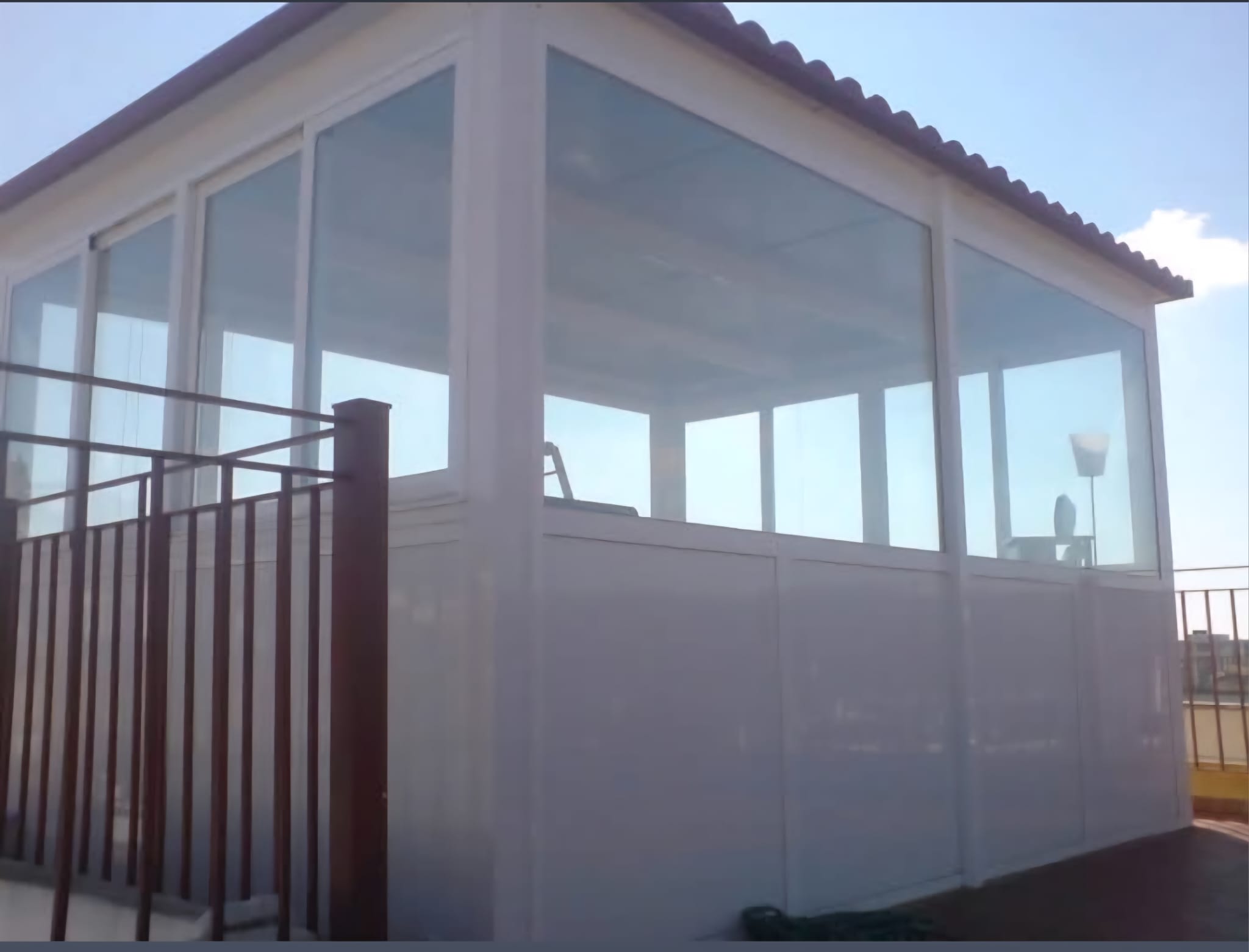 Habitacion de aluminio blanco y techo con forma de teja