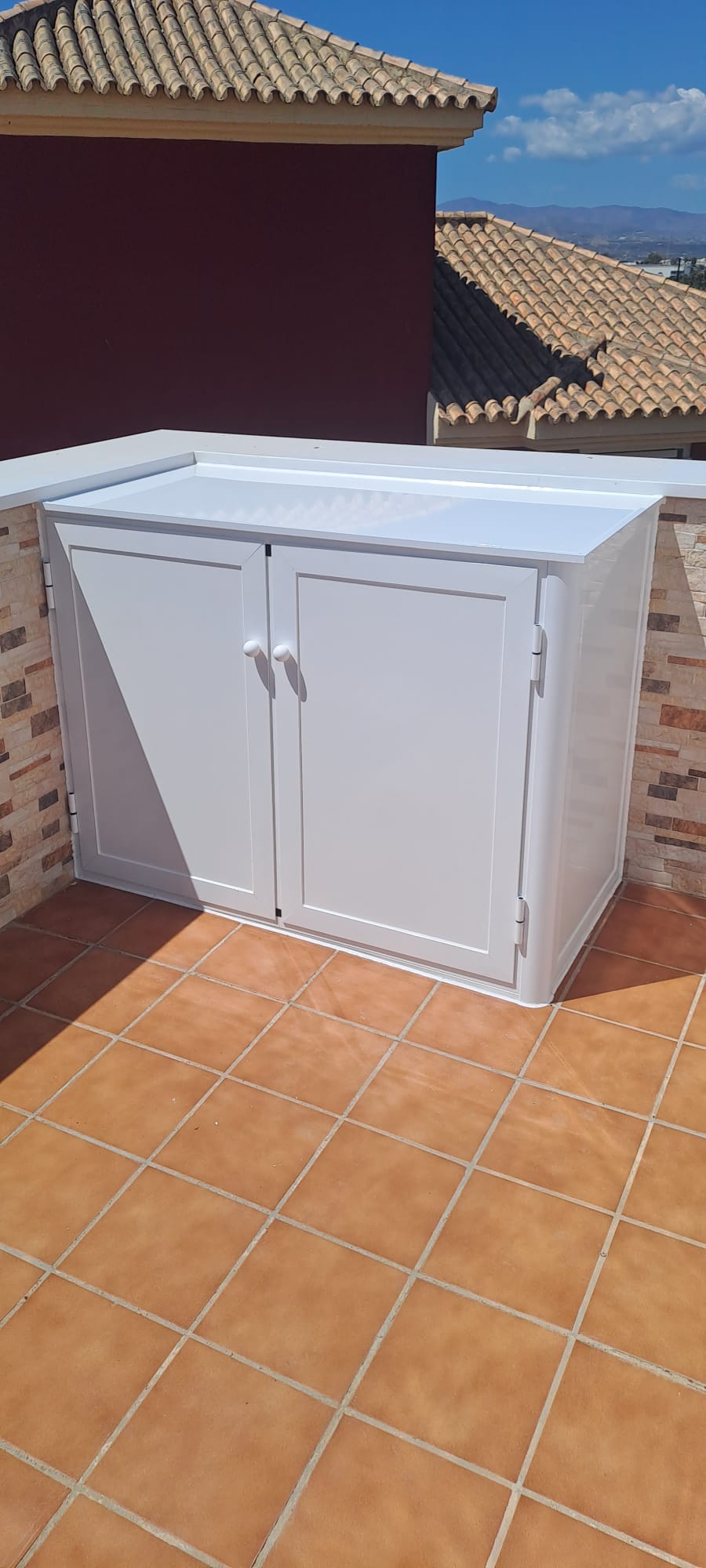 Mueble con aluminio blanco