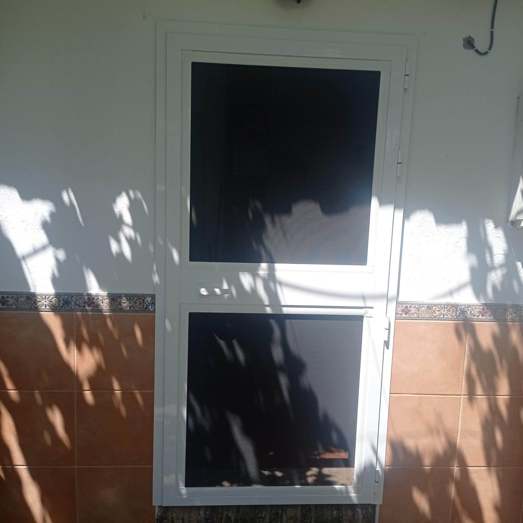 Puerta de mosquitera blanca