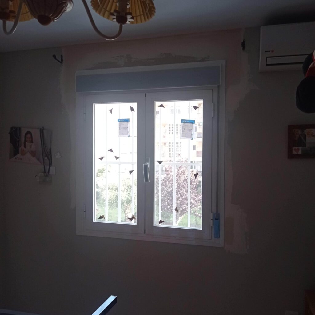 Ventana abatible de aluminio blanco con terminacion de obra incluida