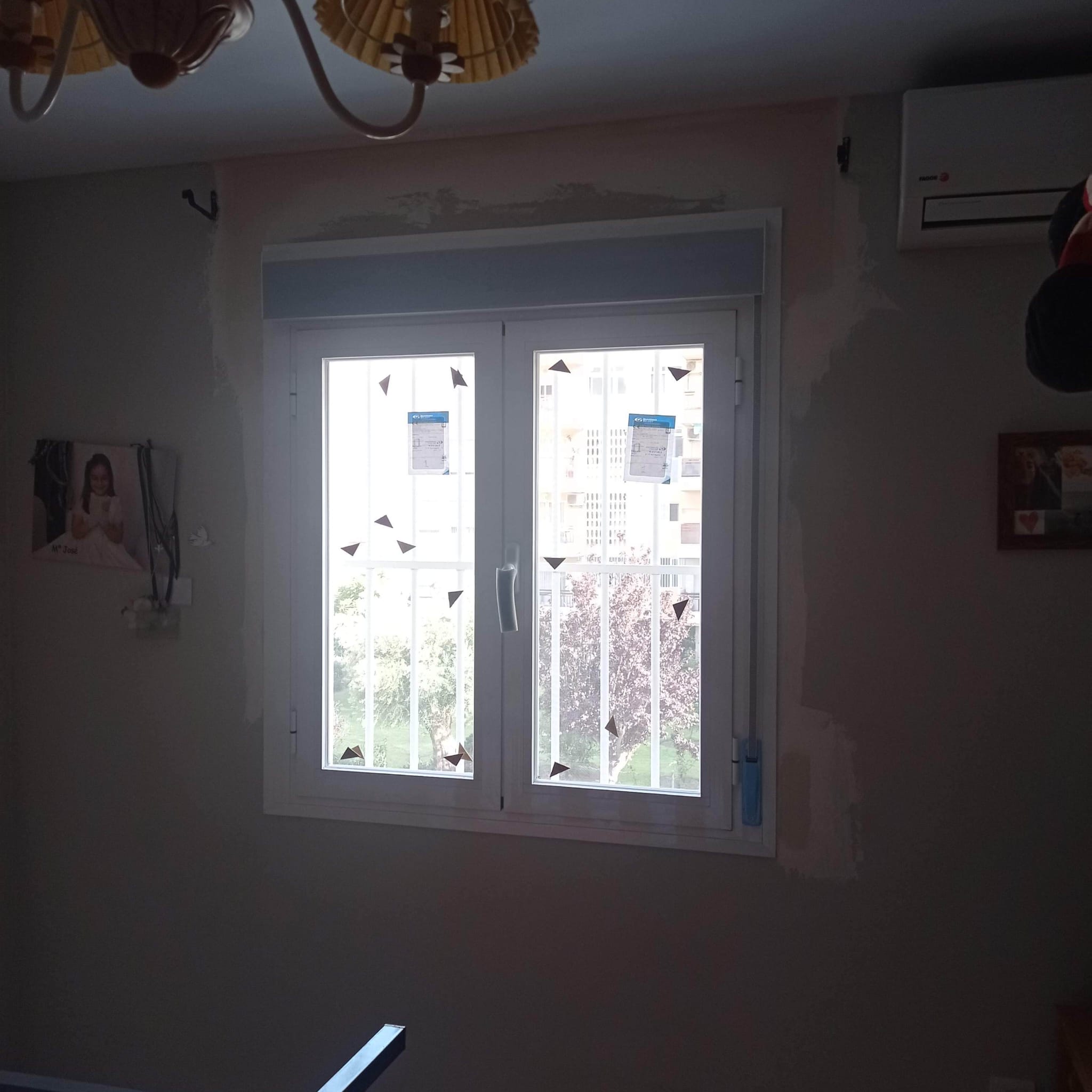 Ventana abatible de aluminio blanco con terminacion de obra incluida