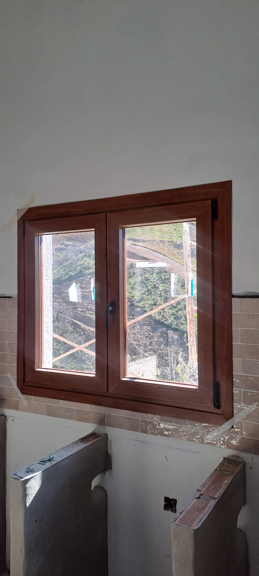 Ventana de PVC color madera y aislamiento termico y acustico