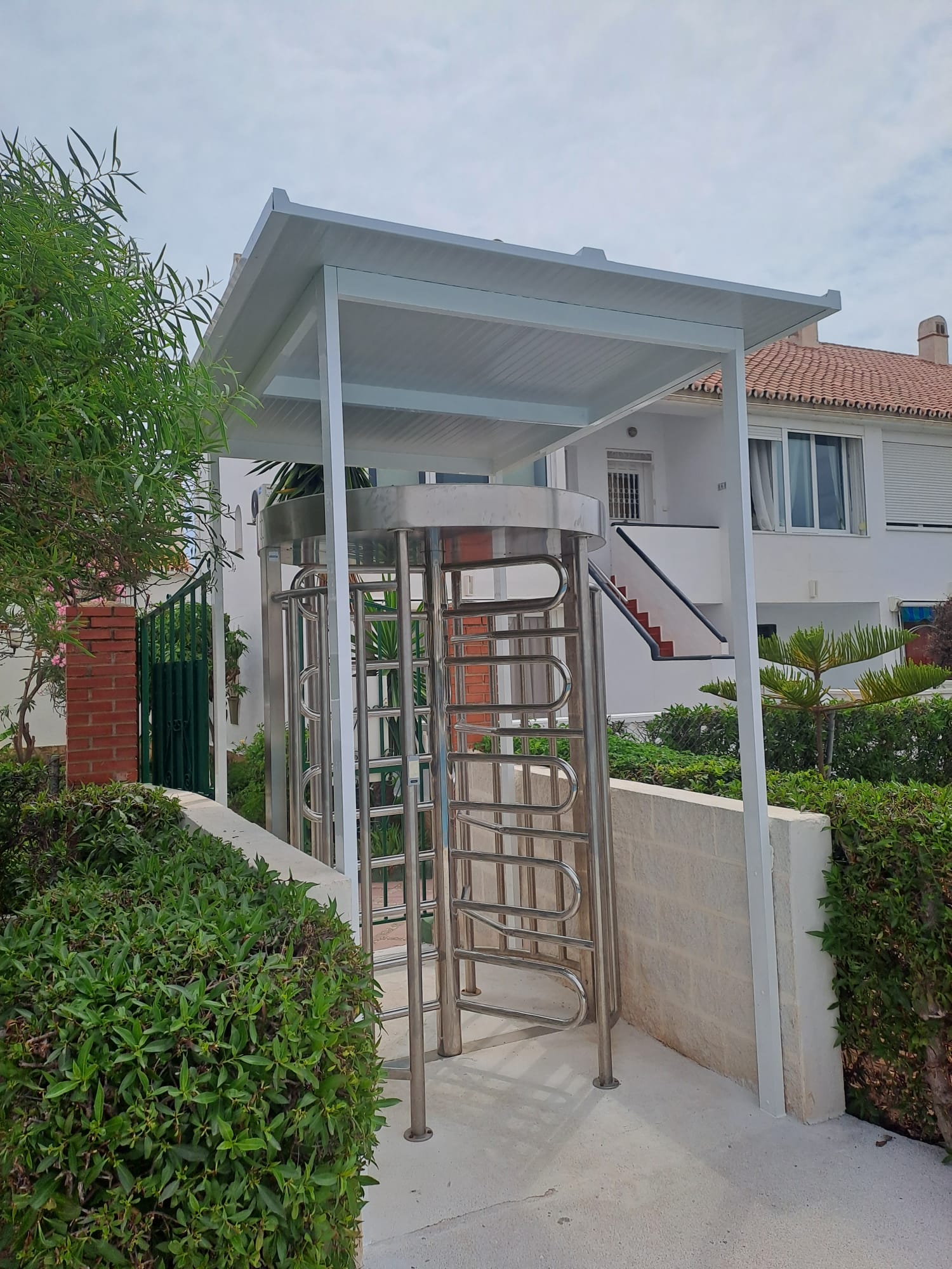 techo de estructura de aluminio y panel sandwich color blanco