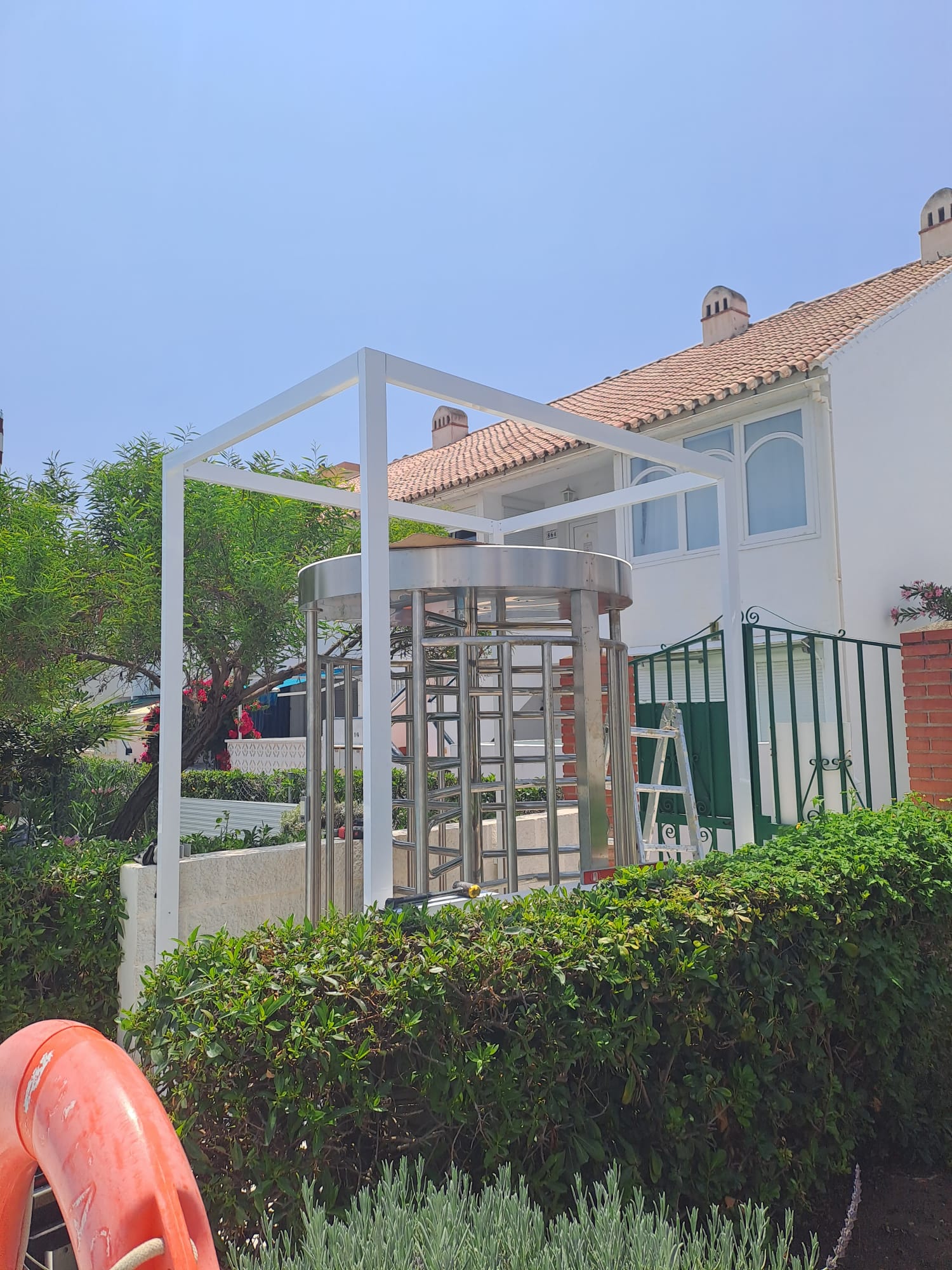 techo de estructura de aluminio y panel sandwich color blanco